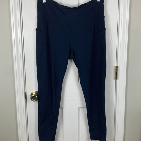 Xersion Pants - Xersion navy blue XLT 7/8 Ankle Legging quick-dri. Pockets on sides.